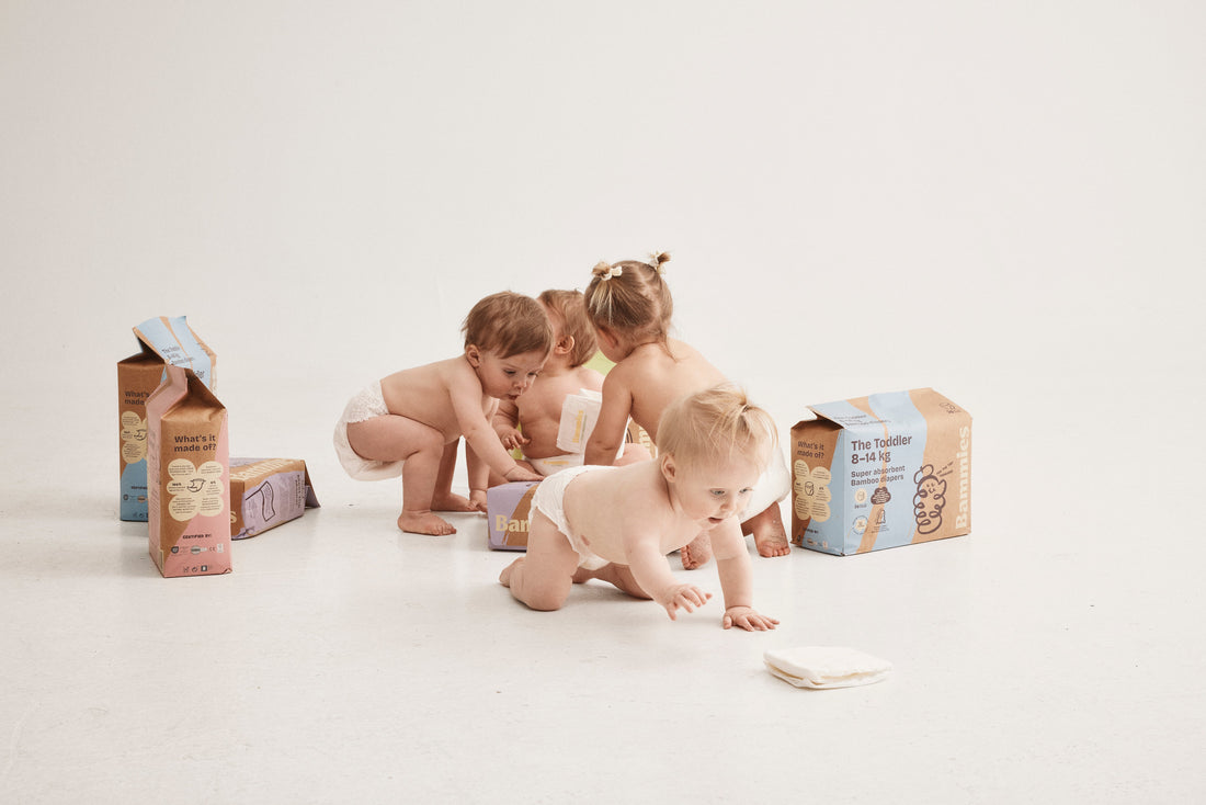 Fyra bebisar i Bammies bambublöjor kryper och utforskar tillsammans – superabsorberande bambublöjor för baby och toddler från Bammies.