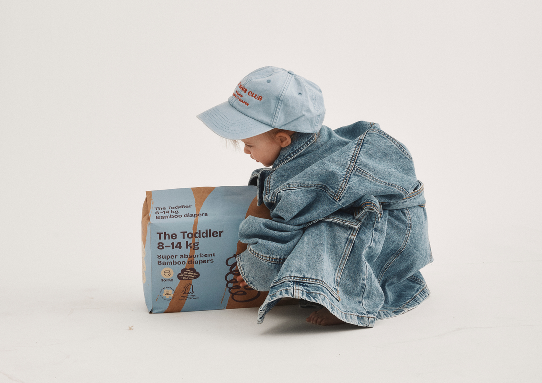 Bammies The Toddler bambublöjor 8–14 kg, förpackning bredvid barn i jeanskläder